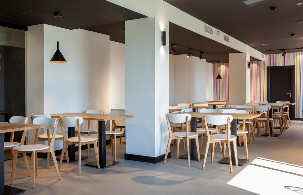 Un restaurante o sitio para comer en Vértice Roomspace
