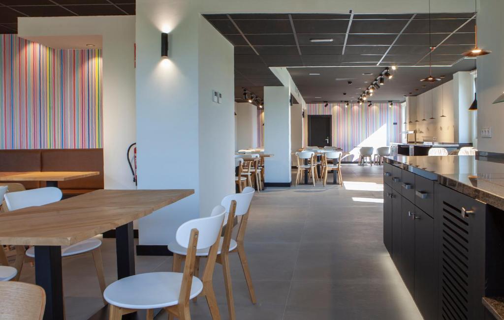 Un restaurante o sitio para comer en Vértice Roomspace