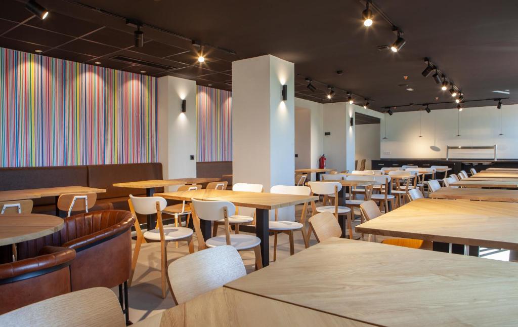 Un restaurante o sitio para comer en Vértice Roomspace