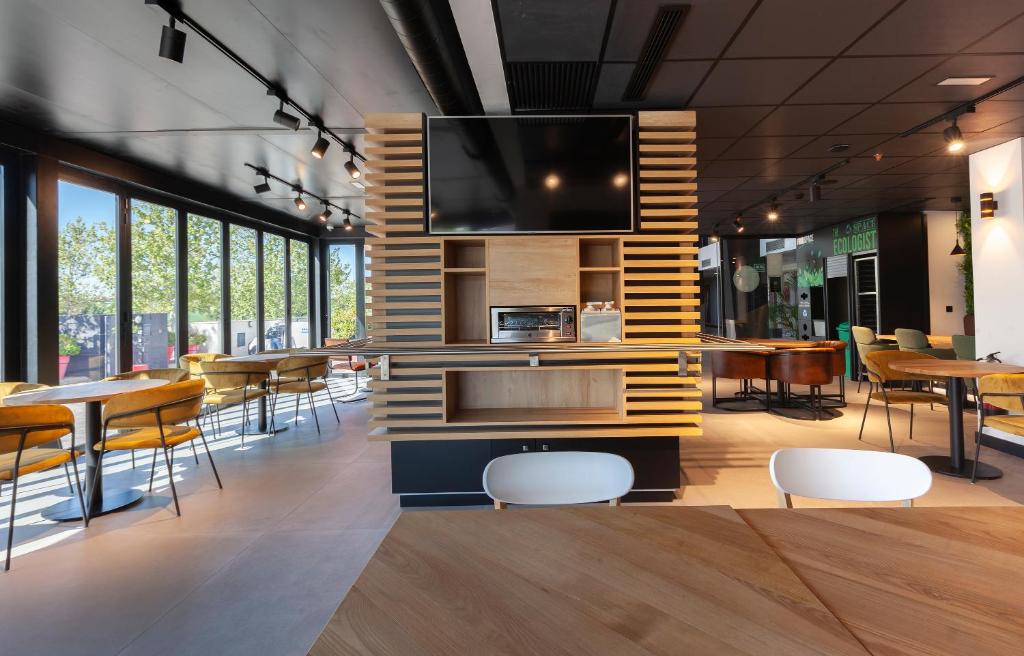 Un restaurante o sitio para comer en Vértice Roomspace