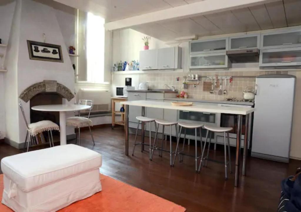 una cucina con bancone e una cucina con frigorifero di De' Servi Loft al Duomo a Firenze
