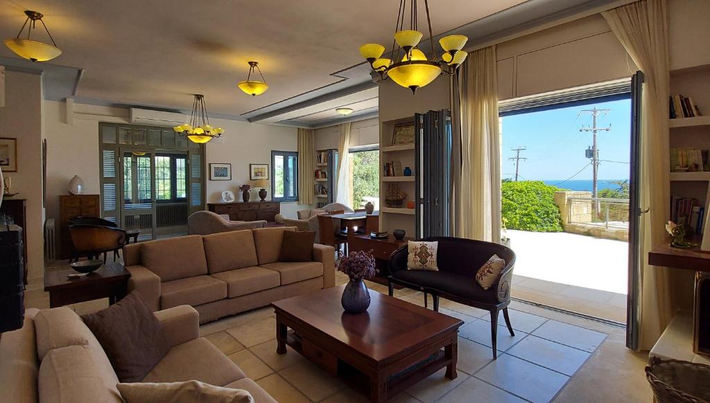 Posedenie v ubytovaní Villa "Thealia", 430 m2 with swimmg pool - sea view