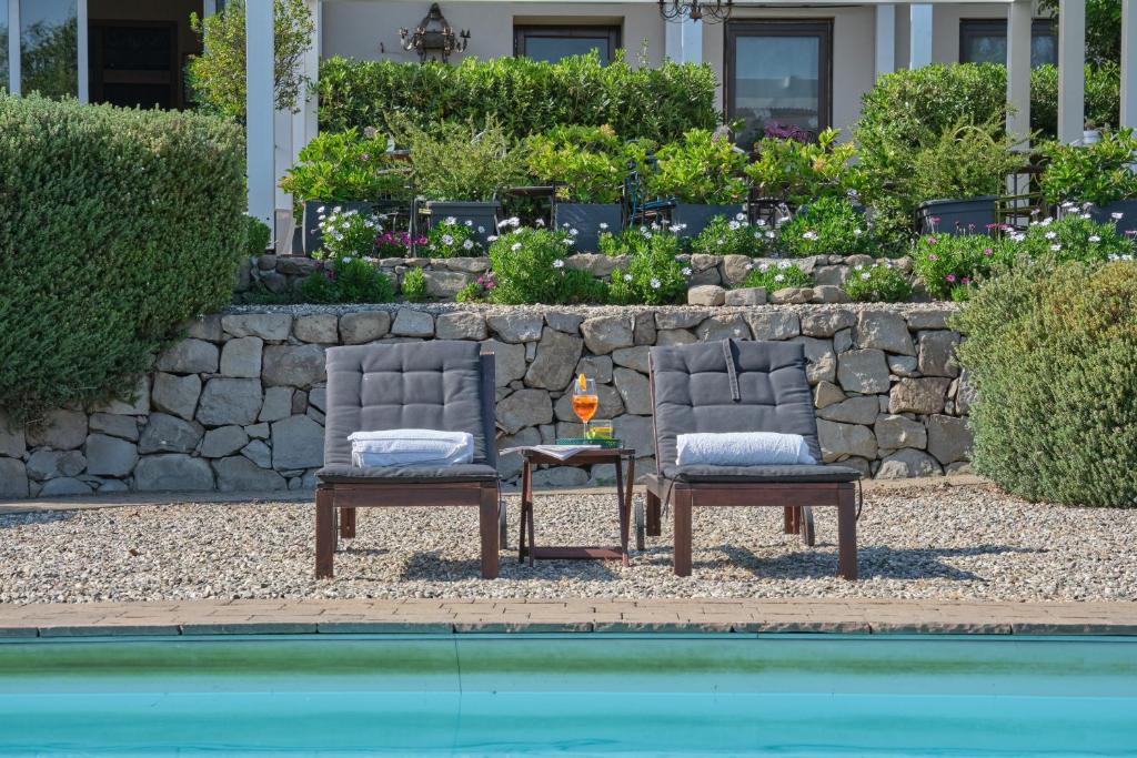 Bazén v ubytování Tenuta EDONE' Country House nebo v jeho okolí