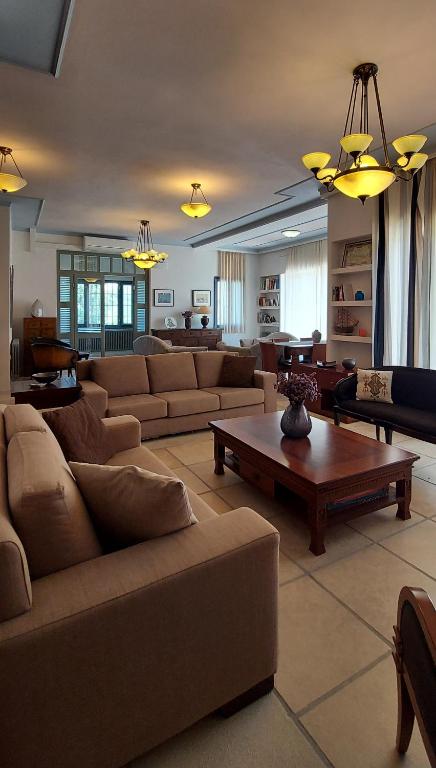 Posedenie v ubytovaní Villa "Thealia", 430 m2 with swimmg pool - sea view