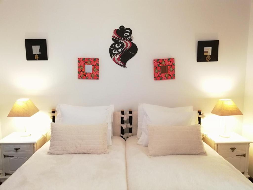 1 dormitorio con 2 camas blancas y 2 lámparas en Alojamento Local Ferros - Duplex en Viana do Castelo