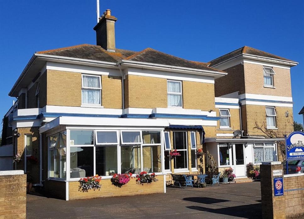 um grande edifício de tijolos com flores na janela em The Sandhill em Sandown