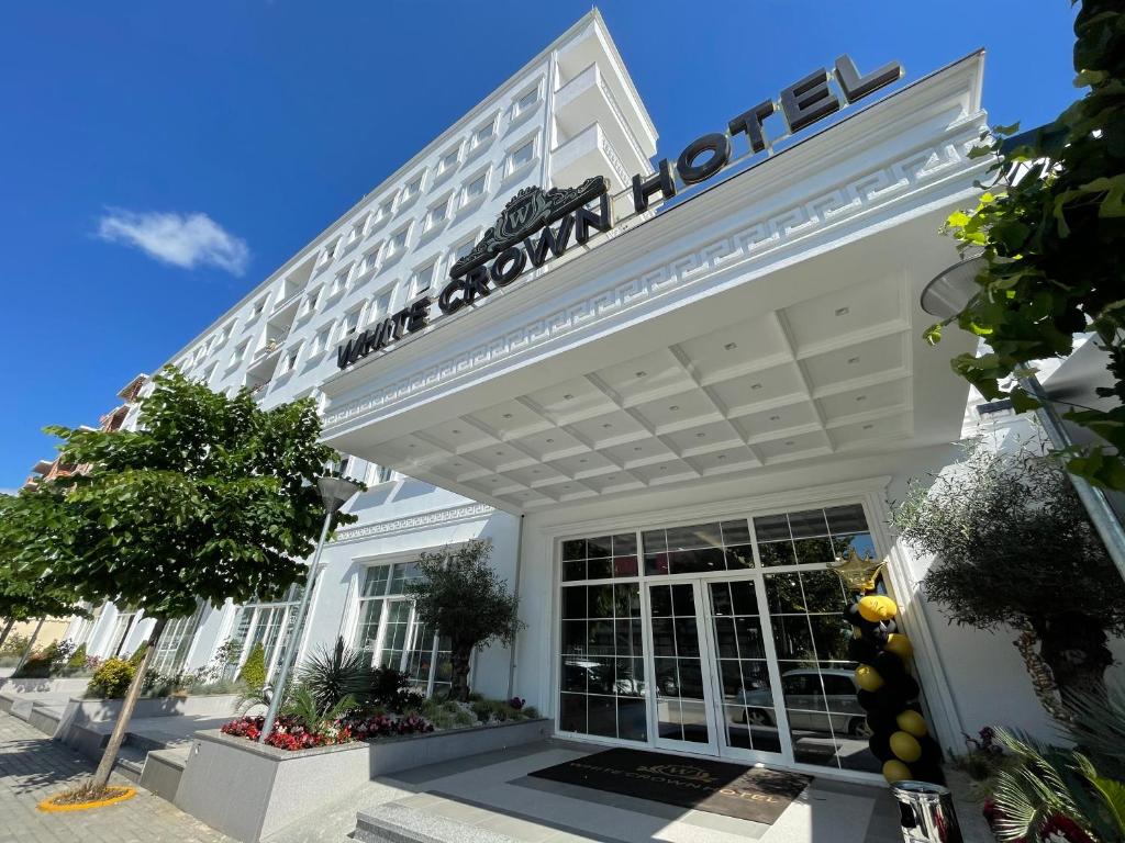 KamëzにあるWHITE CROWN HOTELの表面