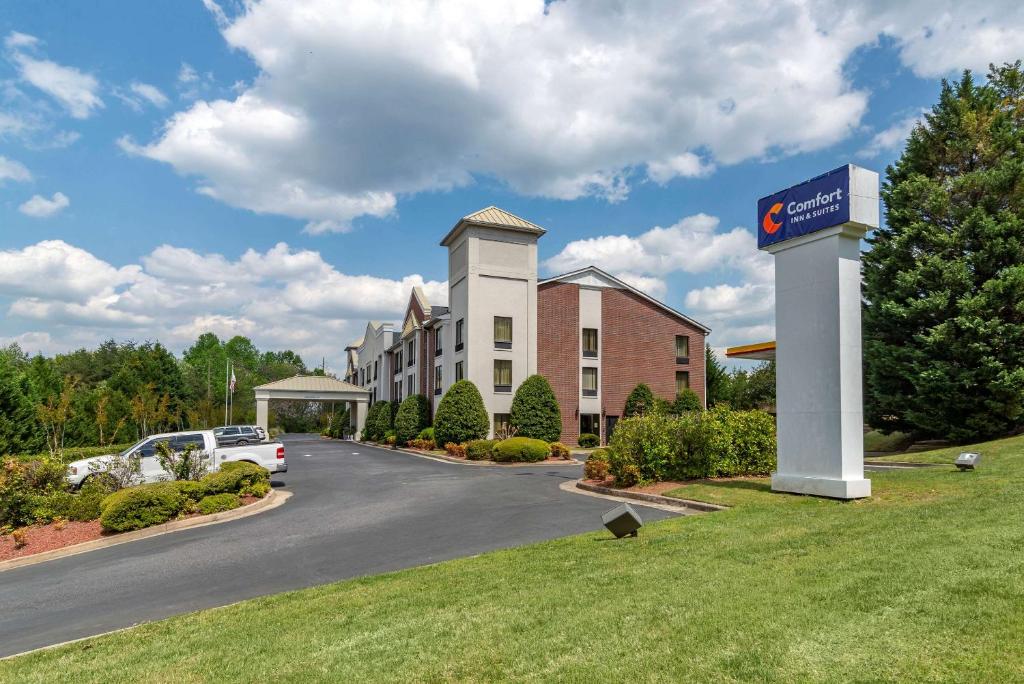 Comfort Inn & Suites Dahlonega University Area في داهلونغا: فندق فيه لافته امام مبنى