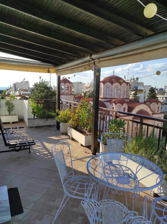 A balcony or terrace at Velis apartment Thessaloniki