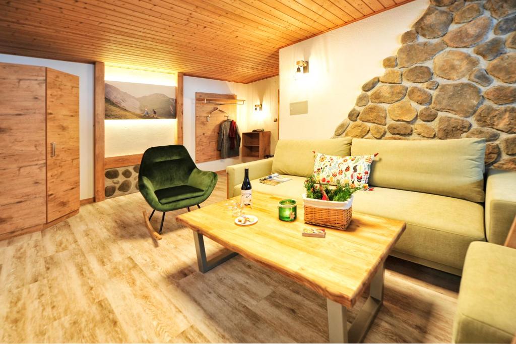 un soggiorno con un divano e un tavolo di Appartements & Chalets Wiesenruh a Bichlbach