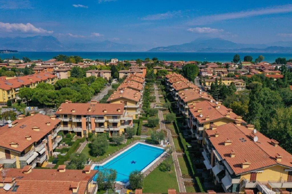 een luchtfoto van een resort met zwembad bij DISCOVERY FLAT with pool & bikes in Sirmione