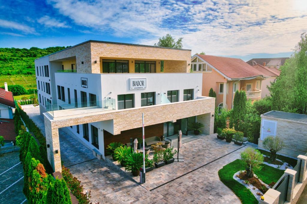 une vue aérienne sur une maison dans l'établissement Biador Apartments, à Oradea