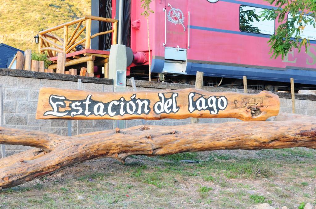 una señal para una estación didel lodge en un tronco en Estación del Lago en Potrero de los Funes