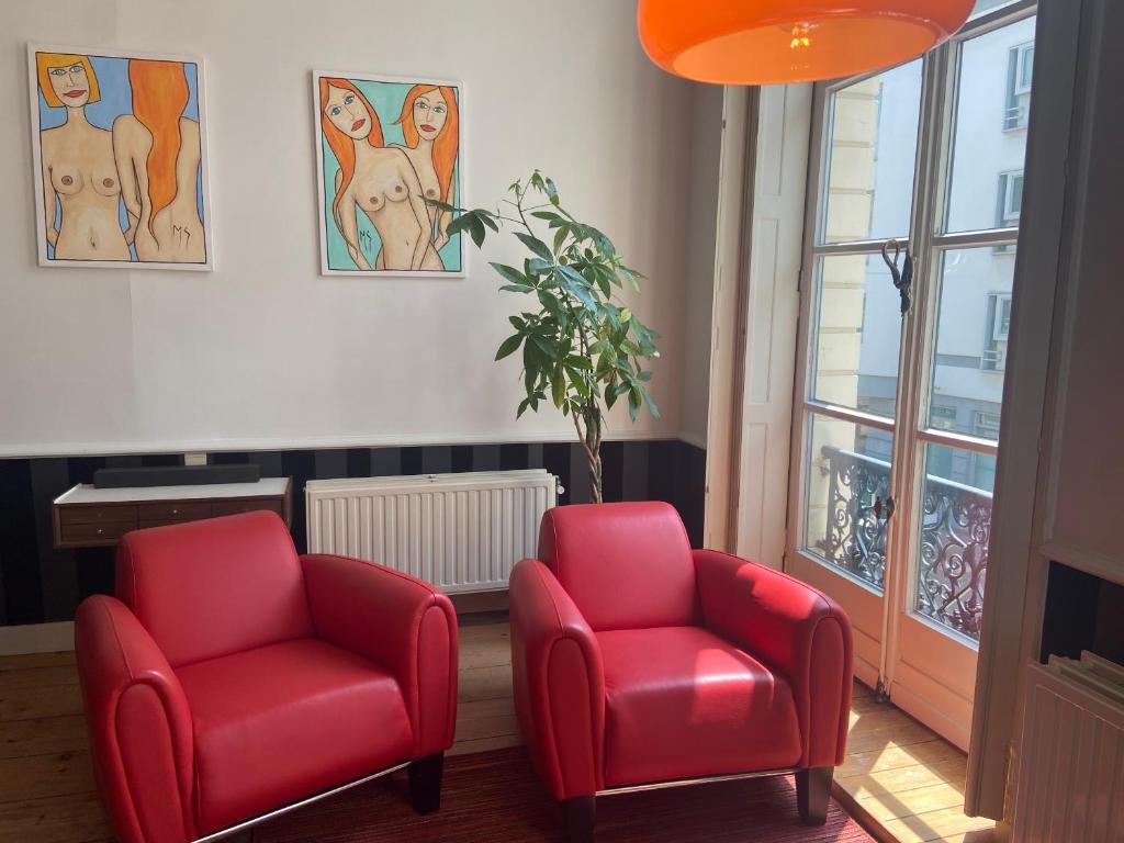 two red chairs in a room with a window at Ghent Centre Croft Deluxe in Ghent