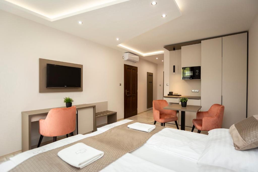 TV a/nebo společenská místnost v ubytování Végvár Spa Apartman