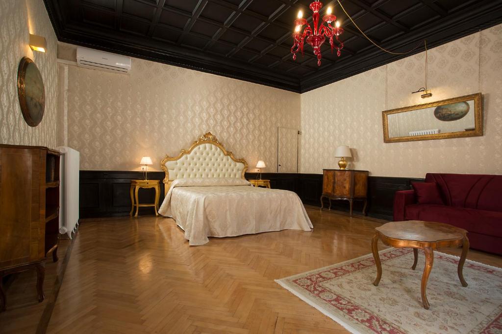 Łóżko lub łóżka w pokoju w obiekcie palazzo suite ducale