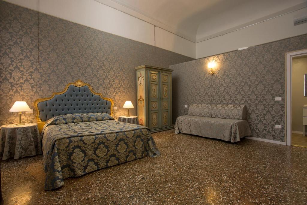 Łóżko lub łóżka w pokoju w obiekcie palazzo suite ducale