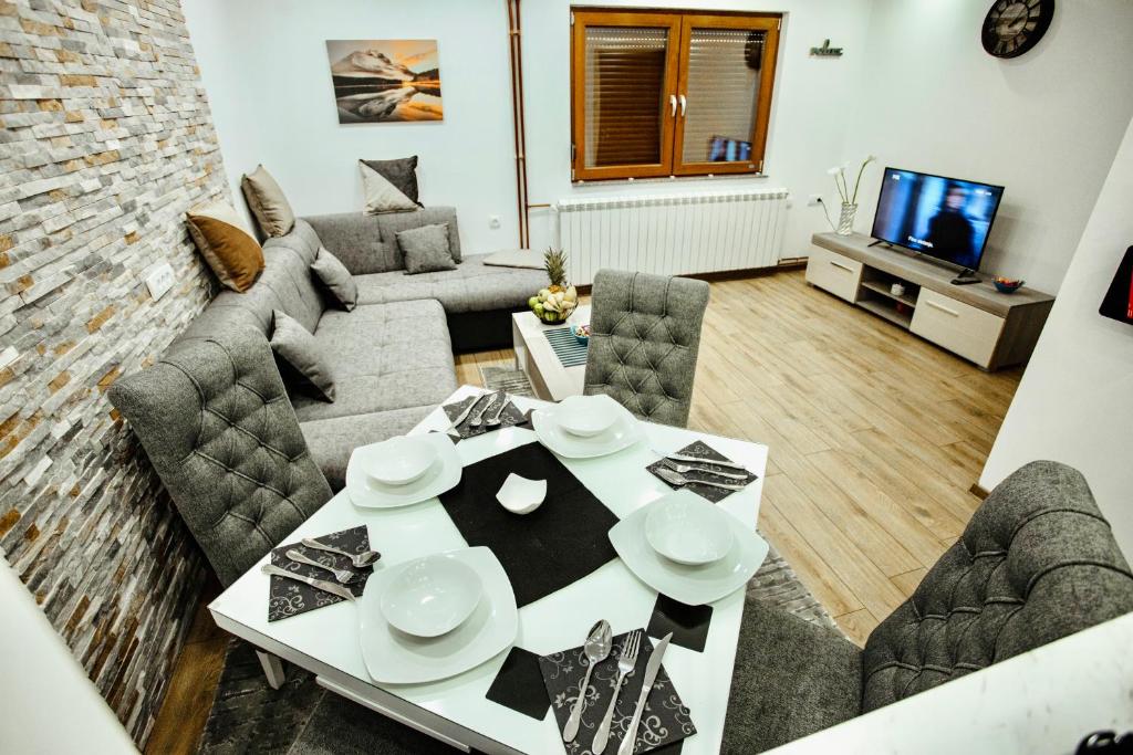 TV a/nebo společenská místnost v ubytování Apartmani IN Zlatar