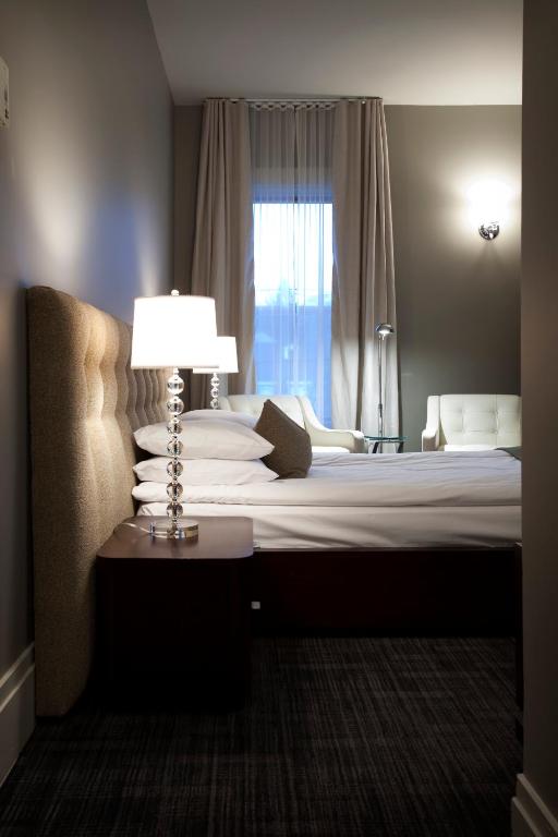 Postel nebo postele na pokoji v ubytování Le Pleasant Hôtel & Café