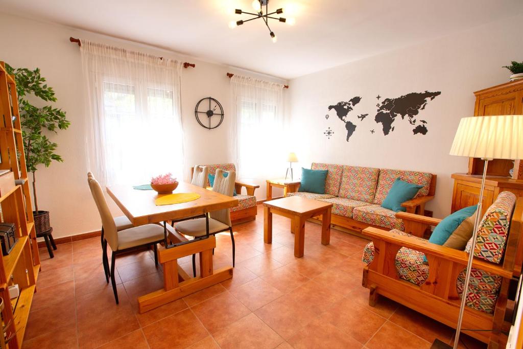 ein Wohnzimmer mit Sofa und Tisch in der Unterkunft Cuencaloft La casa del tío Serafín in Cuenca