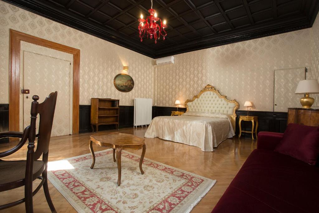 Łóżko lub łóżka w pokoju w obiekcie palazzo suite ducale