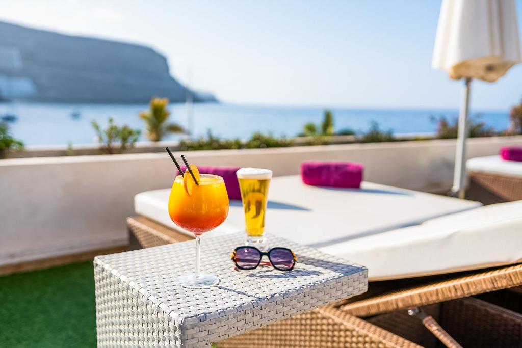 a pair of glasses and a drink on a table at Hotel LIVVO Puerto de Mogán in Puerto de Mogán