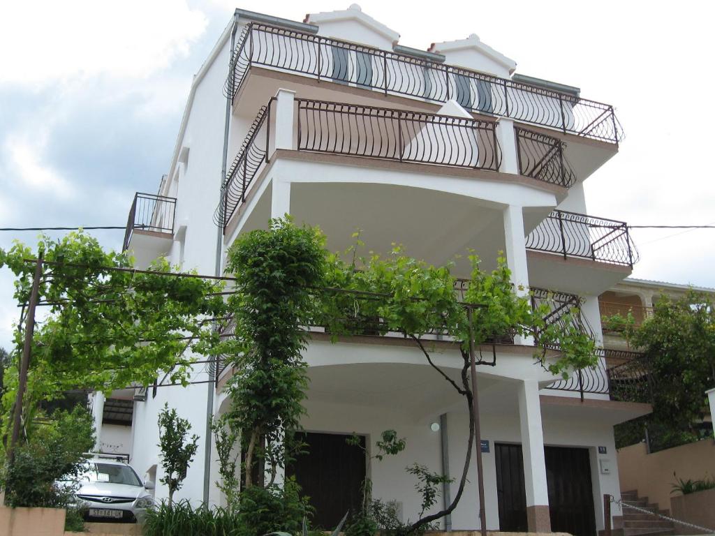 un edificio blanco con balcones encima en Apartments Ljiljana, en Trogir
