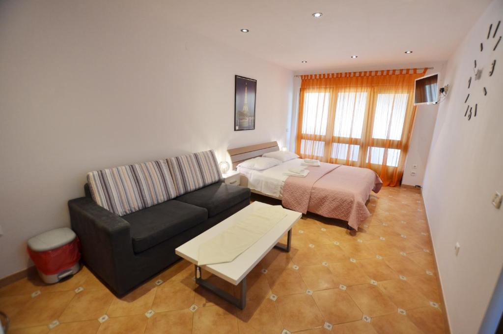 salon z kanapą i łóżkiem w obiekcie Jela Rooms and Studio w Rovinj