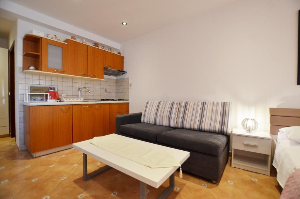 salon z kanapą i stołem w obiekcie Jela Rooms and Studio w Rovinj