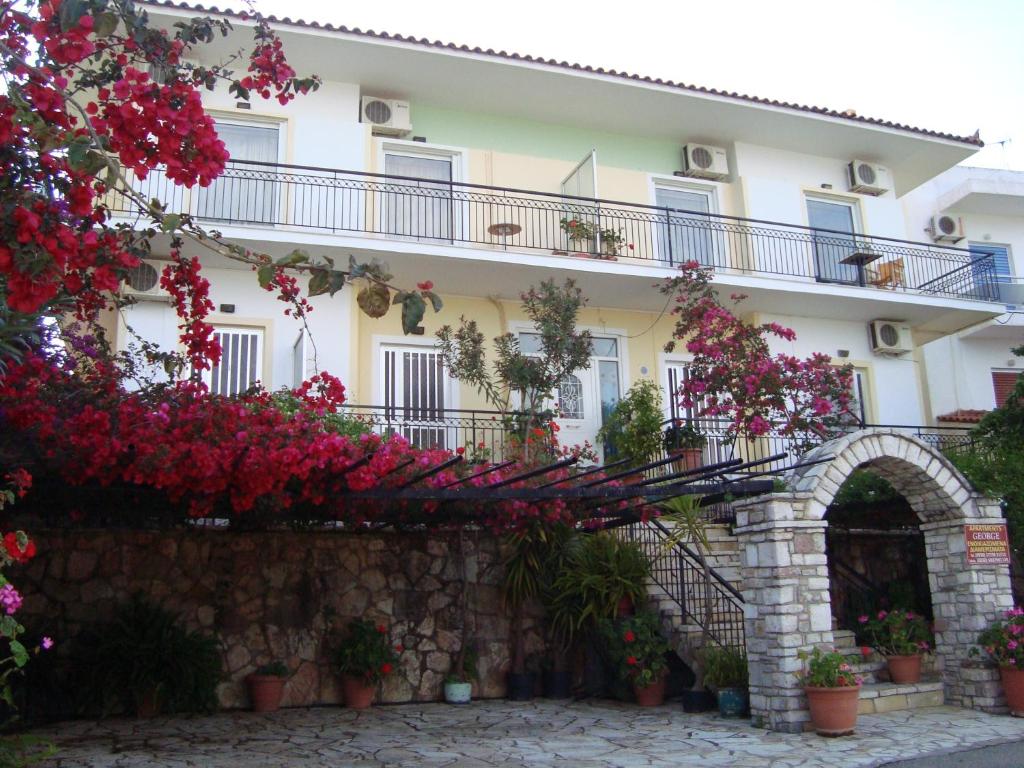 ein Gebäude mit Blumen auf der Seite in der Unterkunft George's Apartments in Chrani