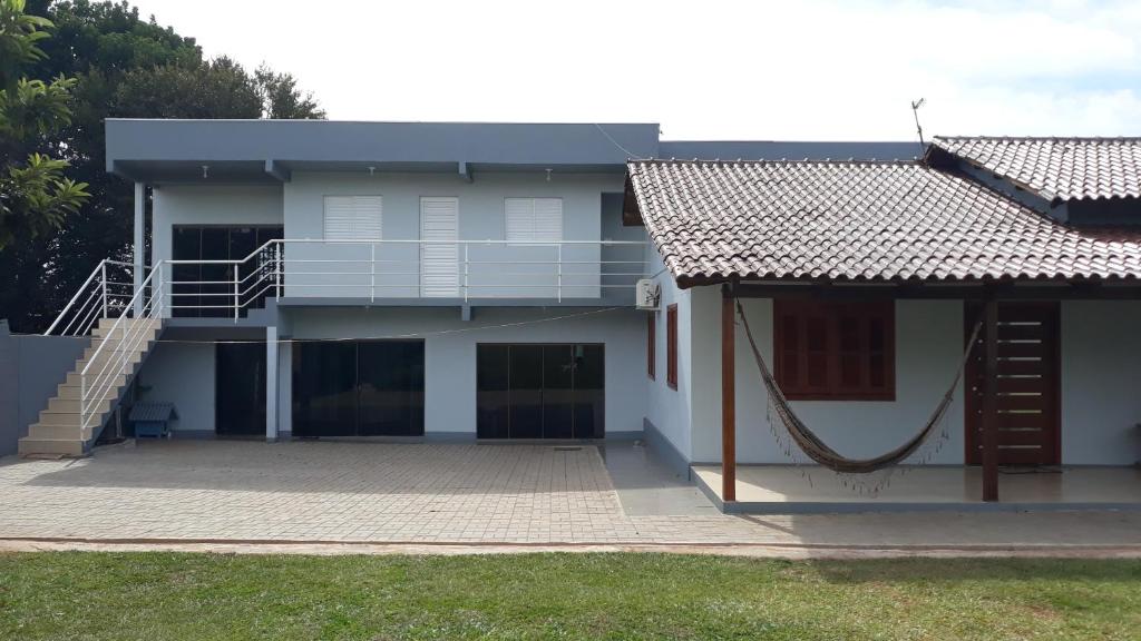 une maison avec une terrasse couverte et un patio dans l'établissement Casa Do Parque, à Ijuí