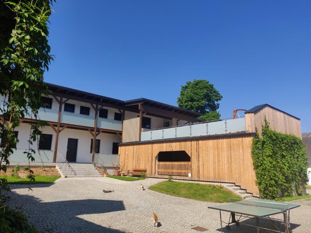 a building with a picnic table in front of it at Hofstadl Sonja Liebhart in Merkenbrechts