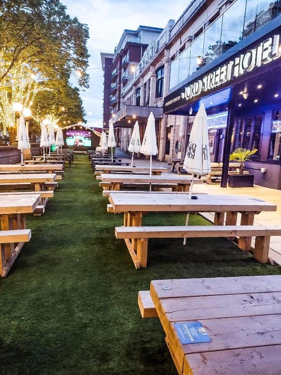 Um restaurante ou outro lugar para comer em The Lord Street Hotel; BW Signature Collection
