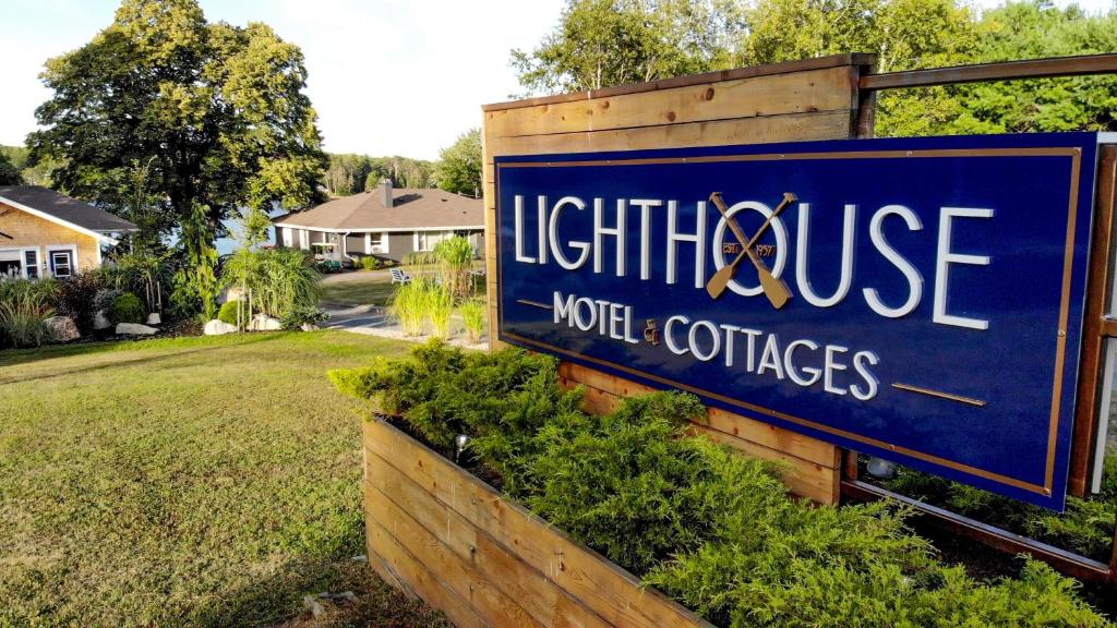 una señal azul para una casa luminosa con patio en Lighthouse Motel and Cottages, en Bridgewater