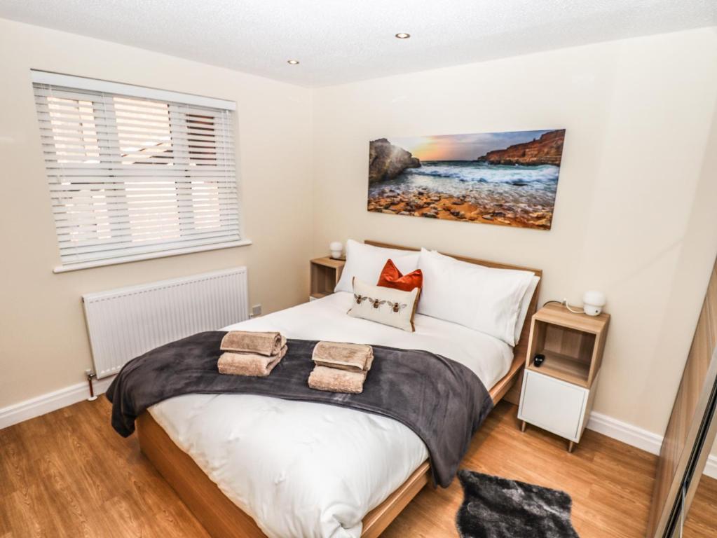 ein Schlafzimmer mit einem Bett und einem Wandgemälde in der Unterkunft 3 Rothbury Place in Lytham St Annes