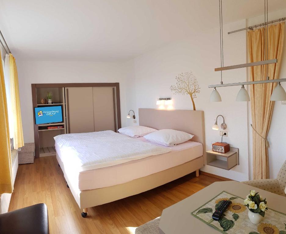 a bedroom with a bed and a tv in it at Ferienwohnung Graf Strandgut in Ostseebad Karlshagen