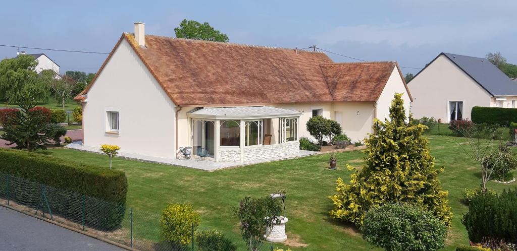 Un jardín fuera de Gîte "Au P'tit Tourois" de plain-pied tout confort avec véranda proche d'Omaha Beach et de Bayeux accueillant les animaux