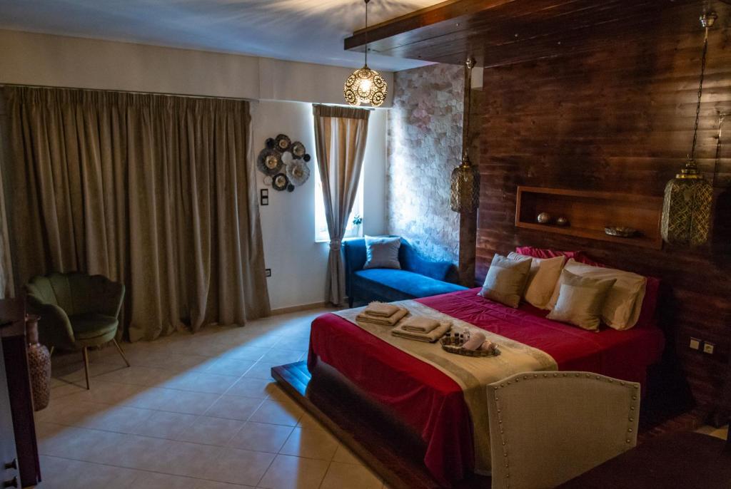 スパルティにあるLycurgus - The Spartan Homeのベッドルーム(ベッド1台、青いソファ付)