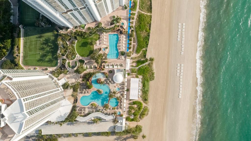 Luftblick auf ein Resort und den Strand in der Unterkunft Trump International Beach Resort - Sunny Isles Beach in Miami Beach