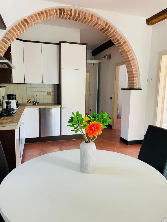 Kuchyňa alebo kuchynka v ubytovaní La casa di Giulia Apartment with air conditioning, wifi and private parking