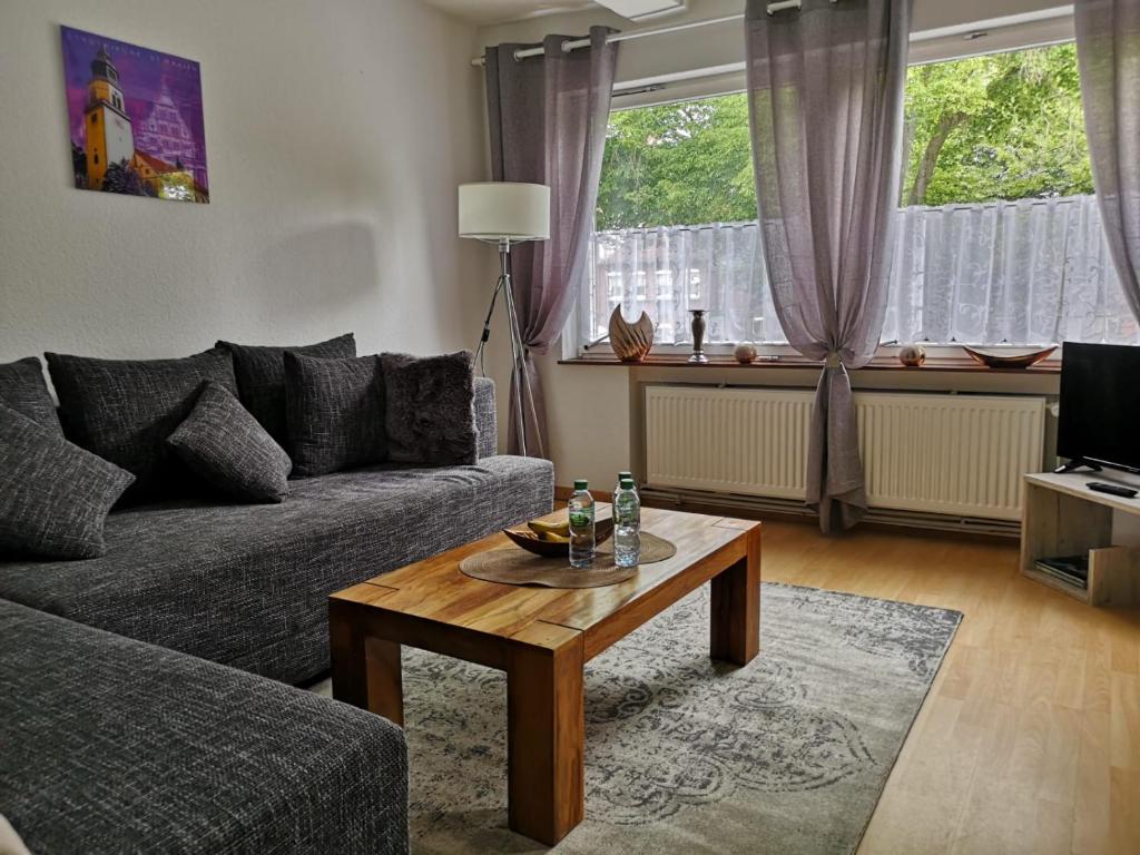 a living room with a couch and a coffee table at Ferienwohnung Sahi in Celle