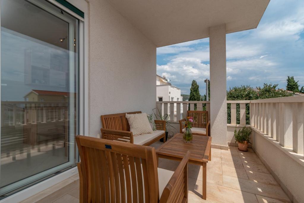 Modern apt w terrace 2 min walk to the beach