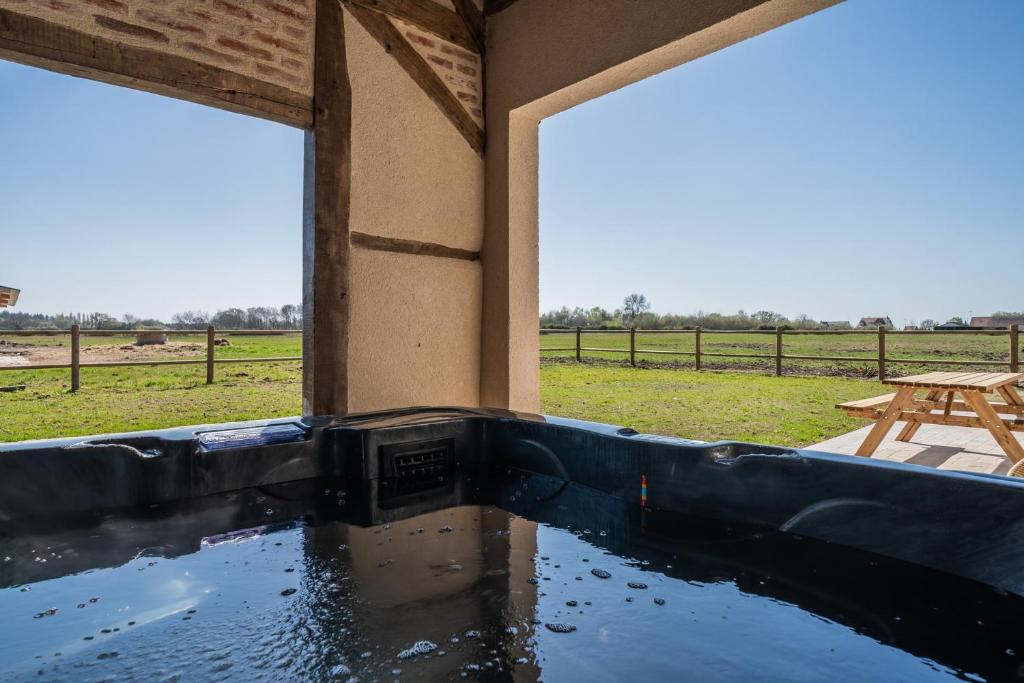 Bazén v ubytování La Grange De Léonie, Chambres d'hôtes avec Piscine et Spa nebo v jeho okolí