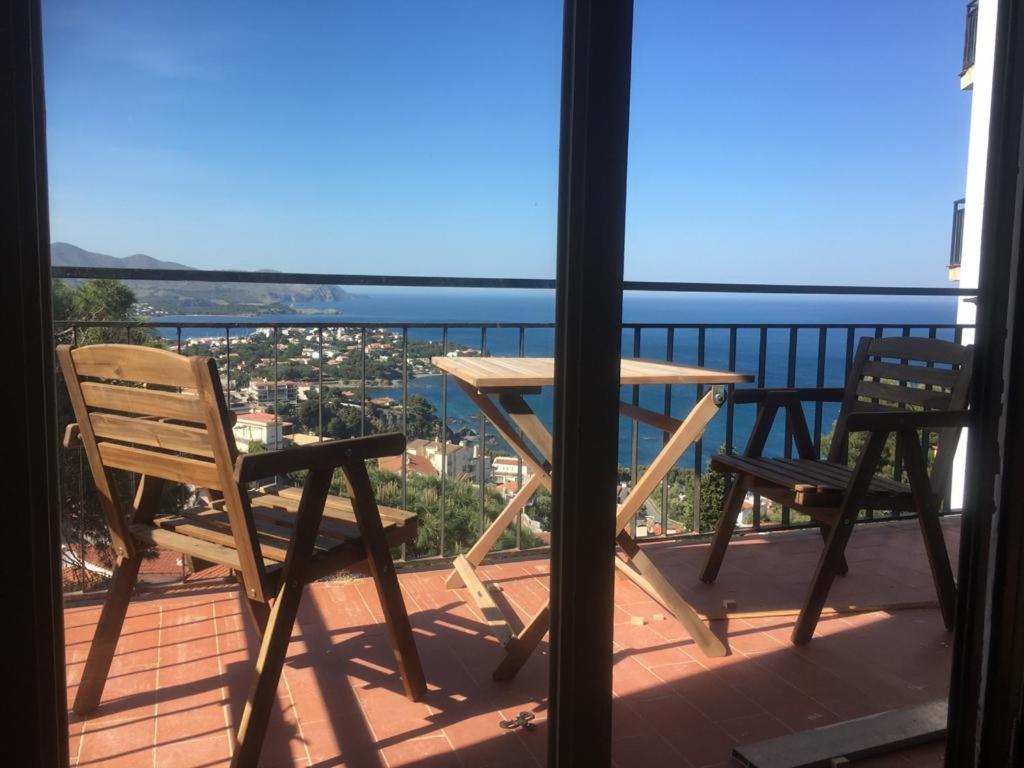een tafel en stoelen op een balkon met uitzicht bij Apartamento con vista al mar in Llança