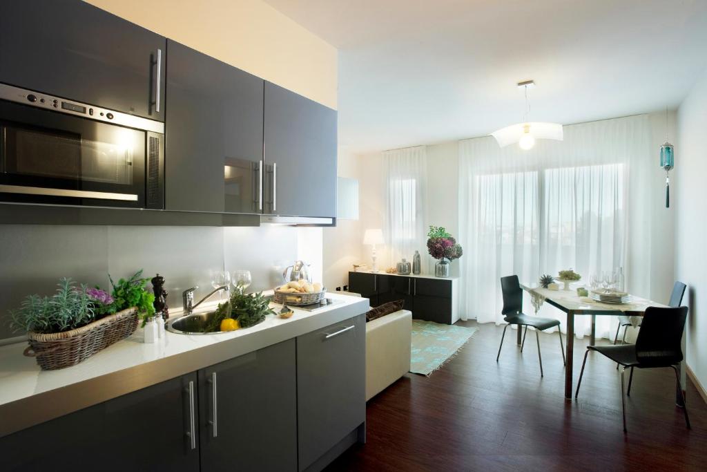 Kuchyň nebo kuchyňský kout v ubytování D-Place Hotel & Suite