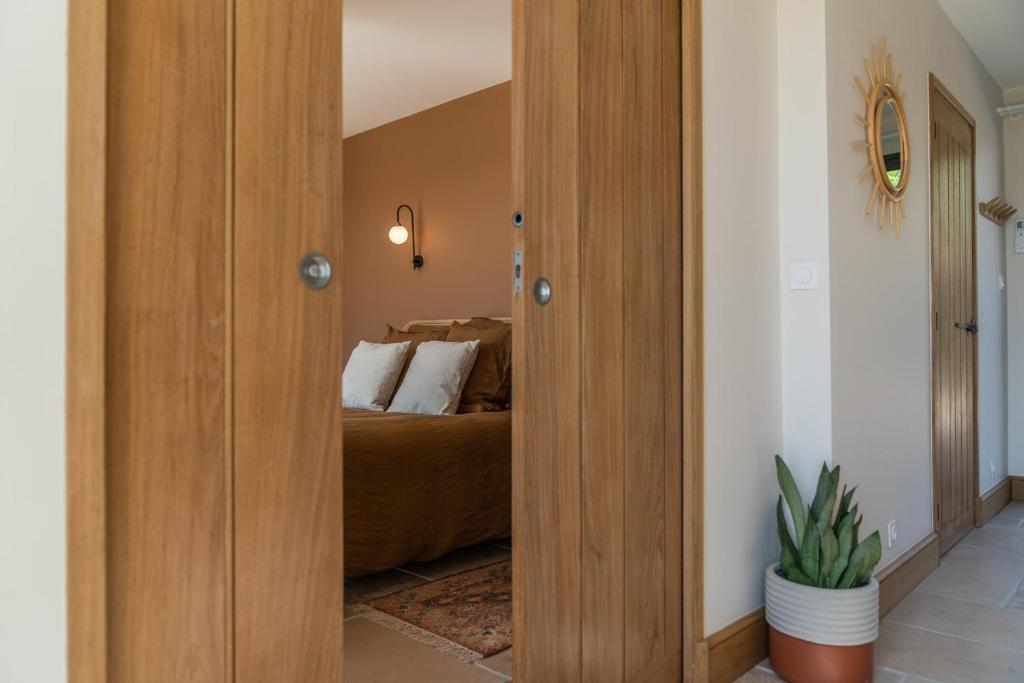 Postel nebo postele na pokoji v ubytování La Grange De Léonie, Chambres d'hôtes avec Piscine et Spa