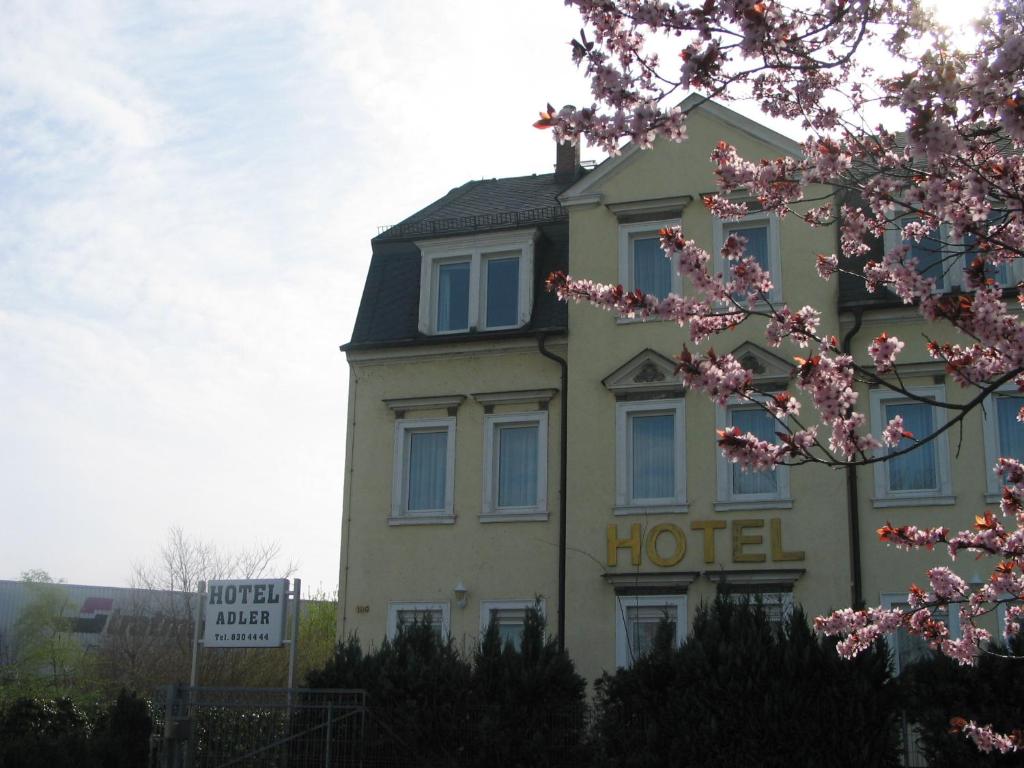budynek hotelowy z znakiem przed nim w obiekcie Adler Hotel Dresden w Dreźnie
