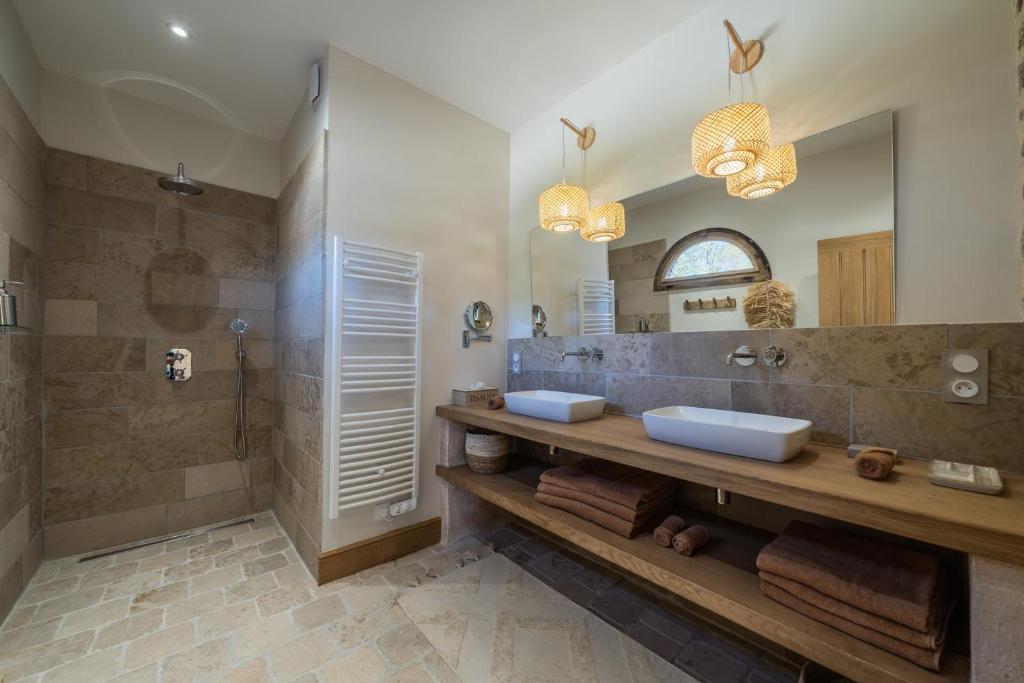 Koupelna v ubytování La Grange De Léonie, Chambres d'hôtes avec Piscine et Spa