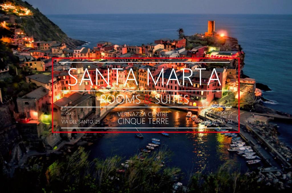 - une vue sur le port de plaisance santinien la nuit dans l'établissement Santa Marta Rooms - Via Del Santo 25, à Vernazza