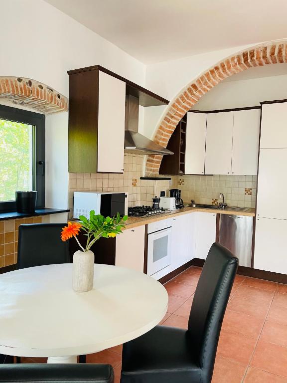 Kuchyňa alebo kuchynka v ubytovaní La casa di Giulia Apartment with air conditioning, wifi and private parking